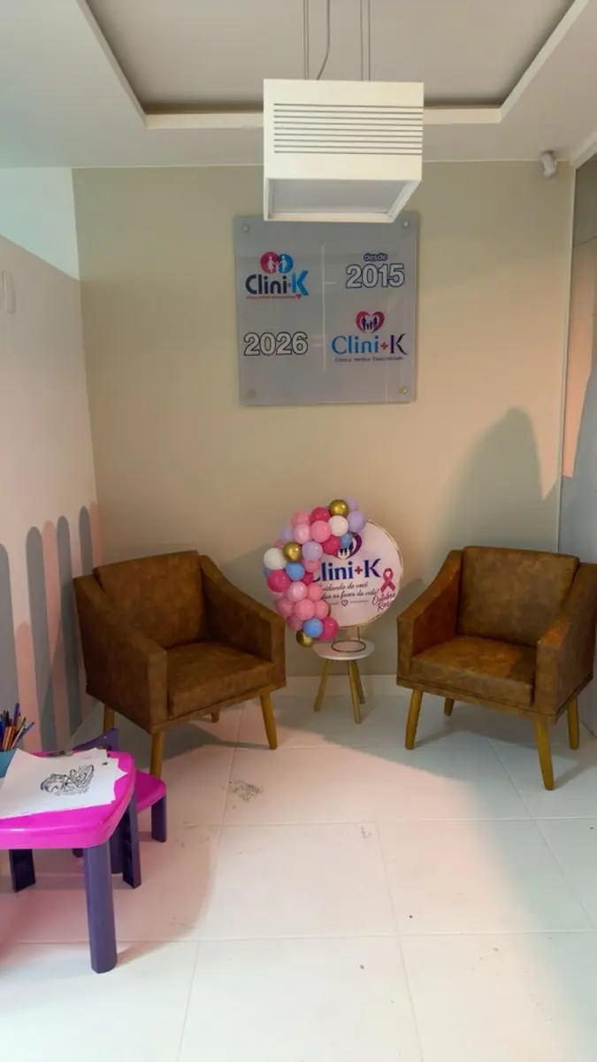 Espaço de espera com poltronas na CliniK