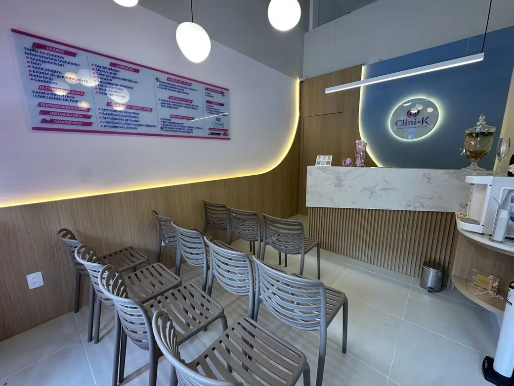 Recepção e sala de espera da CliniK — ambiente moderno e acolhedor